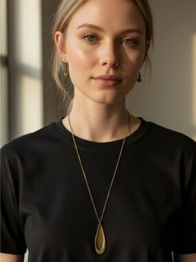 Gold Teardrop Pendant Necklace